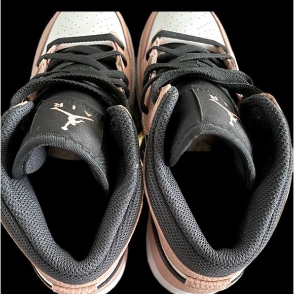 Beautiful Authentic Nike Air Jordan 1 Mid, NWT! - Picture 5 of 8